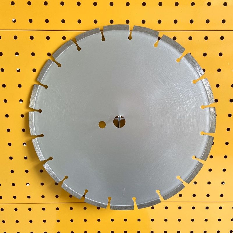 良質のHuachang 7のインチ180×2.4/1.8×10×13Tレーザーは花こう岩の具体的な乾燥したガラス切りの鋸歯を溶接した